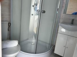 Cabana ZOUK SPA paradis sub padure, hotell i Aiud