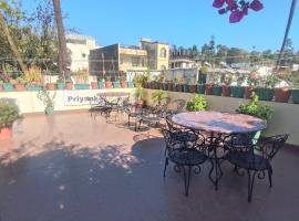 Hotel Priyanka - 750 metres from nakki lake Near Bus Stand, Hotel in Mount Ābu
