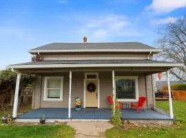 The Big Larz Casa, hot tub, steps to Main Street