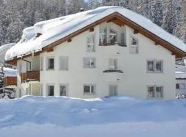 Apartment Chesa Sunasain V3 by Interhome