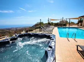 Holiday Home Villa mit Blick auf die Berge und Whirlpool by Interhome