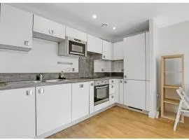 1-Bed Apt, Sleeps 4, Central to Transport & Shops