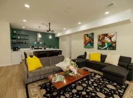 Modern Kitchen•3BR BSMT•Priv back Entry•Near Lake