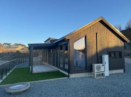 Sunset Island Retreat, Brand New Waterfront Cabin، فندق في Herland