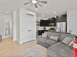 3-Stylish New Downtown Loft by Zion, Hiking & Golf