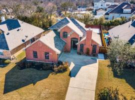 Rockwall Luxury Retreat-Pool/Spa/Patio/Gameroom, hotel em Rockwall