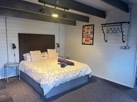 Cosy, Self-Contained Garden Room in City Centre!, hotel in Hereford