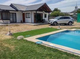 Casa con piscina en Quillón, hotell i Quillón