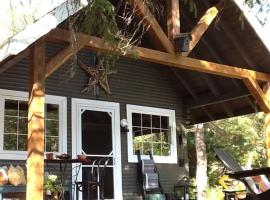 Saint-Prime에 위치한 호텔 Chalet au cœur de la foret St-Prime