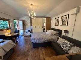 Station Approach Solihull Cabin Stays, hotel i Solihull