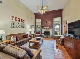 Spirit of Aggieland Retreat-HugeYard-1 Mile to A&M, Hotel in Bryan