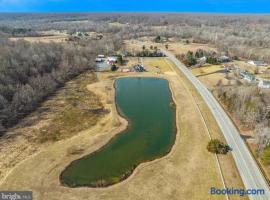 Huge Farmstay w/ Pool, Animals, Pond, & Game Room, hotelli kohteessa Port Tobacco