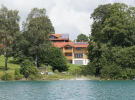Holiday Home Landgut mit Blick auf das Wasser by Interhome, hotell sihtkohas Dietringen