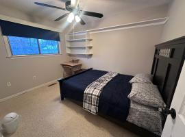 3 Private rooms with built-in closet & desk, гостевой дом в Эдмонтоне