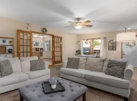 2BR Condo by Lake w Deck, Jetted Tub - Raindrop