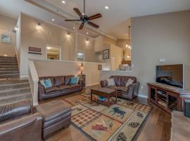 6BR Group Stay Near Lake Pepin w 2 Kitchens - Driftwood Condos โรงแรมในPepin