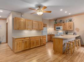 3BR Condo Near Lake Pepin w 2 Kitchens - Lantern Condos โรงแรมในPepin