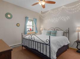 Starshine Condo - 2 Minute Walk to the Beach!, готель у місті Pepin