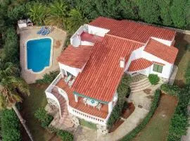 Holiday Home Moderne- frische Familienvilla Allondra by Interhome