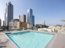 DTLA Boutique Loft w Rooftop Pool Hot Tub