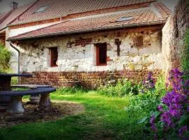 Holiday Home Liebevoll renoviertes Ferienhaus als Teil eines kleinen Bauernhauses mit abgesc by Interhome