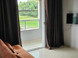 Apartamento amplo com ar condicionado nos 2 Quartos e Varanda em Barra do Sahy – hotel w mieście Aracruz