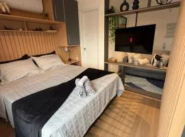 Studio 63 novo, luxuoso e completo com ar condicionado e cama Queen Size - Centro Mogi - Até 4 Pessoas