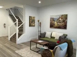 Slice of Heaven! 3 Bdrm Duplex with Central AC, 7 Mins to Spruce Meadows, Easy Access to Stampede and Banff, Sleeps 8