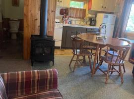 Northwoods Lake Content Cabin, khách sạn ở Saint Germain