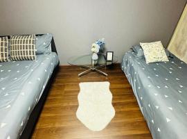 Small hidden wooden house, hotel en Osaka