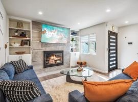 Charming Encino Retreat with Pool, Hotel in Encino