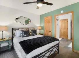 Riverfront, blocks to ski - Mtn Views, Hot Tub at Viking Lodge 217 condo