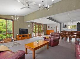 Otway bush barn retreat on 3 acres - pet friendly, Hotel in Kawarren