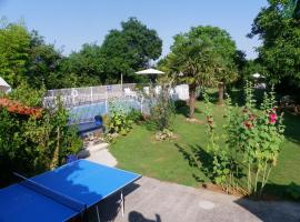 Farmhouse sleeps 12 with 10m private Pool, hotel a Sainte-Gemme-la-Plaine