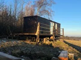 Maringotka uprostřed divočiny