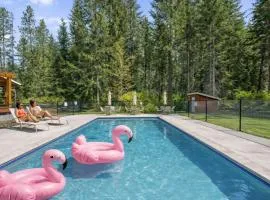 River Road Lodge by NW Comfy Cabins