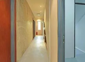 OYO 90662 The 1975 Hotel