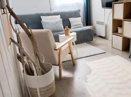 Studio cosy avec piscine et parking à Gruissan, hotel a Gruissan