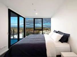 Lake Mountain View Ensuite Bedroom in City Ctr Canberra plus Parking