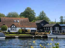 Cosy Island Cottage with Boat in Henley-on-Thames，亨利昂泰晤士的飯店