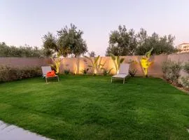 Mystrali 2BD Modern Apt with Private Garden