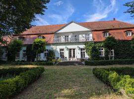 Internat Schloss Spiegelberg, hotel en Neustadt