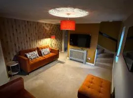 Central 3-Bedroom House Sleeps 5 with Parking