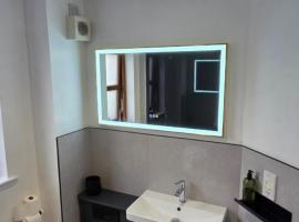 Modern Dornoch Apartment, Hotel in Dornoch