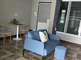 Khwanlom House, hotel com estacionamento em Lampang