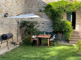 Cottage, relax nella natura, colline, parcheggio, Wifi, hotel v destinácii Travo
