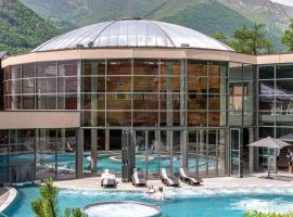 Centre ville, vue montagne et au pied du torrent, 1 accès Spa par jour, Hotel in Cauterets