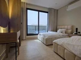 شقة بصالة وأربع غرف نوم بالقرب من المدينة العالمية