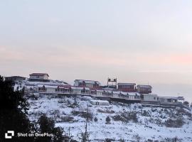 Aurevelle Kastura Resort Kanatal - 5 Min from Surkhanda Devi Temple # Mountain View Rooms # Himalayan View Resort, hotel di Kanatal