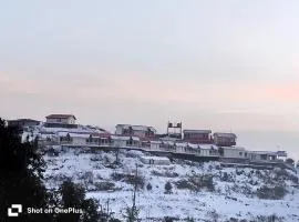 Aurevelle Kastura Resort Kanatal - 5 Min from Surkhanda Devi Temple # Mountain View Rooms # Himalayan View Resort